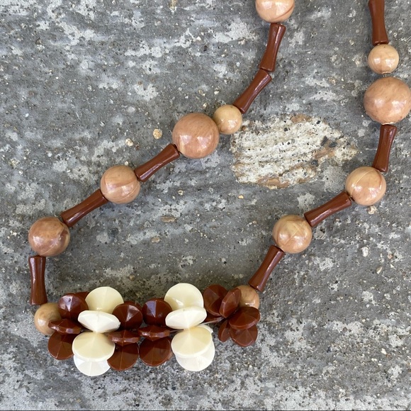 Neutral Vintage Jewelry Lot - 3 Necklaces, 1 Earrings - Picture 6 of 13